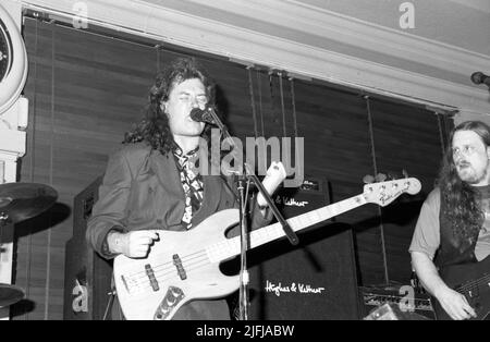 Der englische Bassist und Sänger Glenn Hughes trat im Juni 1991 im Hard Rock Cafe, London, Großbritannien, auf. Stockfoto