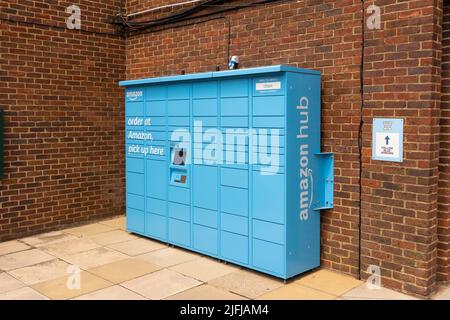 Blue Amazon Hub Schließfächer, die Amazon-Kunden zum Abrufen sicherer Lieferungen im Chineham-Einkaufszentrum, Basingstoke, England, Großbritannien, zur Verfügung gestellt haben Stockfoto