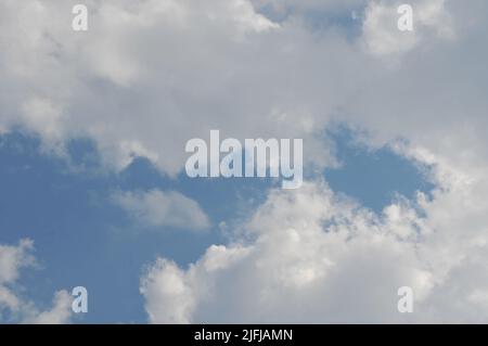 Kastrup/Kopenhagen/Dänemark/03. Juli 2022/Wetter blauer Himmel und dünne weiße Couds über Kstrup. (Foto. Francis Joseph Dean/Dean Pictures. Stockfoto