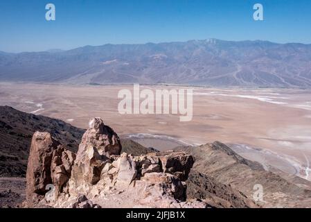 Blick über die Felsen des Death Valley Basin vom Dante's Peak mit den Panamint Mountains und dem Telescope Peak in der Ferne. Stockfoto