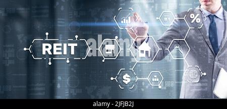 REIT. Immobilieninvestition Vertrauen. Finanzmarkt. Drücken Sie die Taste auf dem Bildschirm von Hand. Stockfoto