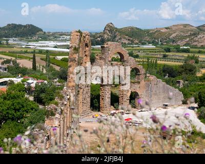 Aspendos Aquädukt Ruinen mit Blick auf Felder und Berge Stockfoto