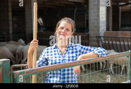 Positive junge Frau Bauer auf der Landwirt posing Stockfoto