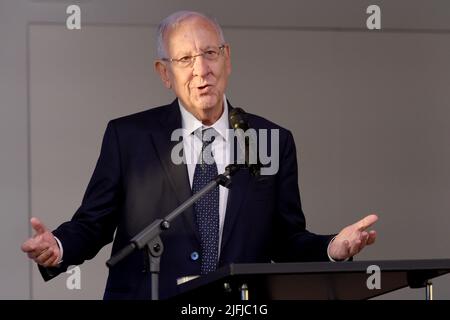 München, Deutschland. 03.. Juli 2022. Reuven Rivlin, ehemaliger Präsident Israels, spricht bei der Sommernacht der Jüdischen Kulturtage 36. im Literaturhaus. Quelle: Felix Hörhager/dpa/Alamy Live News Stockfoto