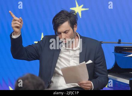 München, Deutschland. 03.. Juli 2022. Der Schauspieler Max Simonischek tritt bei der Sommernacht der Jüdischen Kulturtage 36. im Literaturhaus auf. Quelle: Felix Hörhager/dpa/Alamy Live News Stockfoto