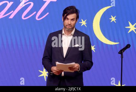 München, Deutschland. 03.. Juli 2022. Der Schauspieler Max Simonischek tritt bei der Sommernacht der Jüdischen Kulturtage 36. im Literaturhaus auf. Quelle: Felix Hörhager/dpa/Alamy Live News Stockfoto