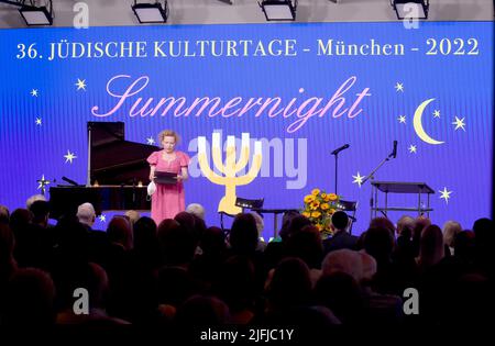 München, Deutschland. 03.. Juli 2022. Die Schauspielerin Sunnyi Melles tritt bei der Sommernacht der Jüdischen Kulturtage 36. im Literaturhaus auf. Quelle: Felix Hörhager/dpa/Alamy Live News Stockfoto