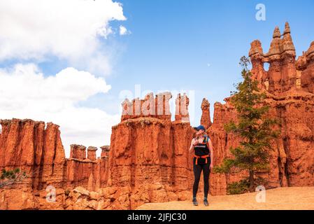 Frau, die wegen Tourismus durch den atemberaubenden Bryce Canyon in Utah, USA, wandert, Reiseaufnahme. Stockfoto