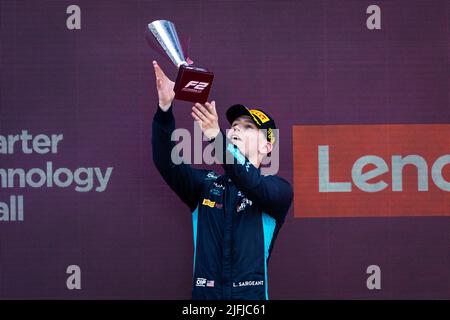 SARGEANT Logan (usa), Carlin, Dallara F2, Podium während des 7.. Rennens der FIA Formel-2-Meisterschaft 2022 auf dem Silverstone Circuit, vom 1. Bis 3. Juli 2022 in Silverstone, Großbritannien - Foto: Sebastian Rozendaal/DPPI/LiveMedia Stockfoto
