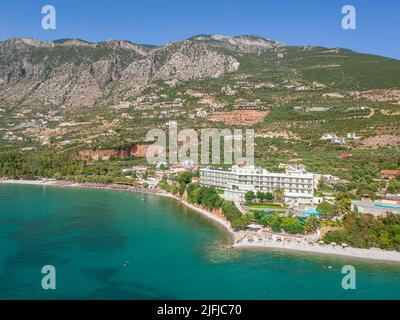 Touristen genießen Sommerferien Schwimmen am Almyros Strand in Kato verga Küstenstadt in der Nähe von Kalamata, Griechenland. Stockfoto