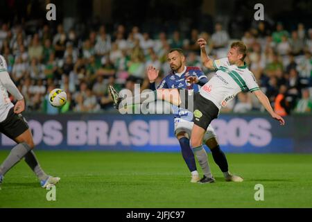 Curitiba, Brasilien. 03.. Juli 2022. Moisés und Henrique während Coritiba und Fortaleza. Spiel gültig für die 15. Runde der Brasilianischen Meisterschaft 2022. Major Antônio Couto Pereira Stadion in Curitiba, Pr. Kredit: Reinaldo Reginato/FotoArena/Alamy Live Nachrichten Stockfoto