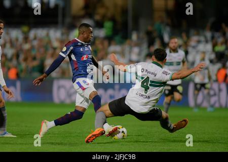 Curitiba, Brasilien. 03.. Juli 2022. Benevenuto und Luciano Castan während Coritiba und Fortaleza. Spiel gültig für die 15. Runde der Brasilianischen Meisterschaft 2022. Major Antônio Couto Pereira Stadion in Curitiba, Pr. Kredit: Reinaldo Reginato/FotoArena/Alamy Live Nachrichten Stockfoto