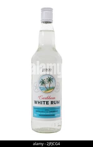 CHESTER, GROSSBRITANNIEN, 03.. JULI 2022: Flasche White Rum auf weißem Grund Stockfoto