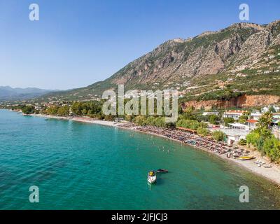 Touristen genießen Sommerferien Schwimmen am Almyros Strand in Kato verga Küstenstadt in der Nähe von Kalamata, Griechenland. Stockfoto