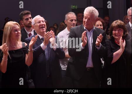 München, Deutschland. 03.. Juli 2022. Sarit Semah (l-r), Partner von Reuven Rivlin, dem ehemaligen Präsidenten Israels, Dieter Reiter, Bürgermeister von München, und seine Frau Petra Reiter feiern bei der Sommernacht der Jüdischen Kulturtage 36. im Literaturhaus. Quelle: Felix Hörhager/dpa/Alamy Live News Stockfoto