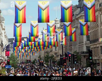 Regenbogenfahnen, die während der Parade von Pride in London 2022 über der Regent Street hängen Stockfoto