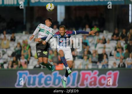 Curitiba, Brasilien. 03.. Juli 2022. José Hugo und Habraão während Coritiba und Fortaleza. Spiel gültig für die 15. Runde der Brasilianischen Meisterschaft 2022. Major Antônio Couto Pereira Stadion in Curitiba, Pr. Kredit: Reinaldo Reginato/FotoArena/Alamy Live Nachrichten Stockfoto