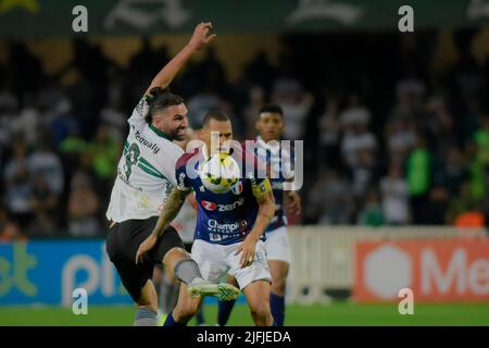 Curitiba, Brasilien. 03.. Juli 2022. Léo Gamalho und Títi während Coritiba und Fortaleza. Spiel gültig für die 15. Runde der Brasilianischen Meisterschaft 2022. Major Antônio Couto Pereira Stadion in Curitiba, Pr. Kredit: Reinaldo Reginato/FotoArena/Alamy Live Nachrichten Stockfoto