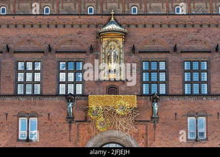 Tour de France Dekoration mit gelben Sonnenblumen auf dem Balkon des Rathauses in Kopenhagen, 1. Juli 2022 Stockfoto