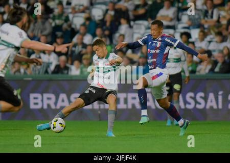Curitiba, Brasilien. 03.. Juli 2022. Bernardo und Habraão während Coritiba und Fortaleza. Spiel gültig für die 15. Runde der Brasilianischen Meisterschaft 2022. Major Antônio Couto Pereira Stadion in Curitiba, Pr. Kredit: Reinaldo Reginato/FotoArena/Alamy Live Nachrichten Stockfoto