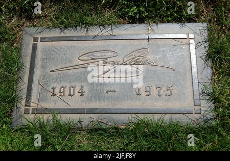 Los Angeles, Kalifornien, USA 19.. Juni 2022 Regisseur George Stevens Grave in Morning Light Section im Forest Lawn Memorial Park Hollywood Hills am 19. Juni 2022 in Los Angeles, Kalifornien, USA. Foto von Barry King/Alamy Stockfoto Stockfoto