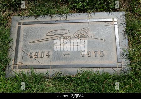 Los Angeles, Kalifornien, USA 19.. Juni 2022 Regisseur George Stevens Grave in Morning Light Section im Forest Lawn Memorial Park Hollywood Hills am 19. Juni 2022 in Los Angeles, Kalifornien, USA. Foto von Barry King/Alamy Stockfoto Stockfoto