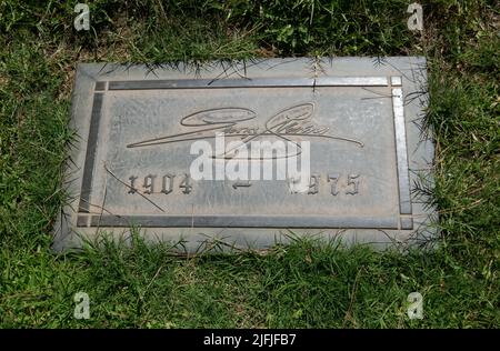 Los Angeles, Kalifornien, USA 19.. Juni 2022 Regisseur George Stevens Grave in Morning Light Section im Forest Lawn Memorial Park Hollywood Hills am 19. Juni 2022 in Los Angeles, Kalifornien, USA. Foto von Barry King/Alamy Stockfoto Stockfoto