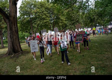 Kansas City, Missouri, USA. 2.. Juli 2022. Tausende marschieren am Samstag den Grand Boulveard zum Mill Creek Park hinab, um gegen den SCOTUS-Umstürzen von Roe gegen Wade zu protestieren. Missouri war der erste von 13 Staaten, der nach Roe gegen Wade, das Abtreibung auf staatlicher Ebene Verbot, die „Auslösergesetze“ erlassen hat. (Bild: © Luke Townsend/ZUMA Press Wire) Stockfoto