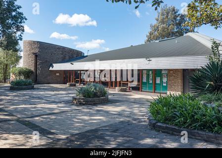 Die 1971 erbaute St. Patrick's Church in Asquith, Sydney, Australien, ist eine Kirche im modernen Stil der Mitte des Jahrhunderts, die zum Großteil von ehrenamtlichen Gemeindemitgliedern erbaut wurde. Stockfoto