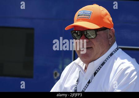 Akron, Usa. 03.. Juli 2022. Chip Ganassi, CEO des Chip Ganassi Racing, blickt vor dem Start der Honda 200 auf dem Mid Ohio Sports Course in Lexington, Ohio, am Sonntag, den 3. Juli 2022, von der Boxenwand aus. Foto von Aaron Josefczyk/UPI Credit: UPI/Alamy Live News Stockfoto