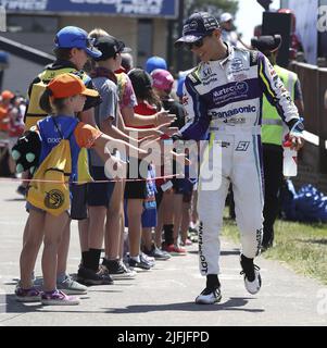 Akron, Usa. 03.. Juli 2022. Takuma Sato (51) wird von Fans begrüßt, nachdem er am Sonntag, den 3. Juli 2022, vor dem Start der Honda 200 auf dem Mid Ohio Sports Course in Lexington, Ohio, vorgestellt wurde. Foto von Aaron Josefczyk/UPI Credit: UPI/Alamy Live News Stockfoto