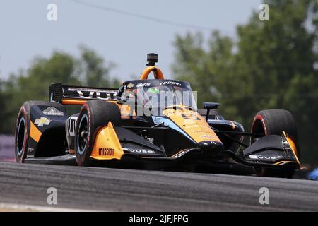 Akron, Usa. 03.. Juli 2022. Der Arrow McLaren SP-Fahrer Pato O'ward (5) fährt am Sonntag, den 3. Juli 2022, während der Honda 200 auf dem Mid Ohio Sports Course in Lexington, Ohio. Foto von Aaron Josefczyk/UPI Credit: UPI/Alamy Live News Stockfoto
