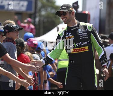 Akron, Usa. 03.. Juli 2022. Der ehemalige Formel-1-Fahrer Romain Grosjean (28) wird von Fans begrüßt, nachdem er am Sonntag, den 3. Juli 2022, vor dem Start der Honda 200 auf dem Mid Ohio Sports Course in Lexington, Ohio, vorgestellt wurde. Foto von Aaron Josefczyk/UPI Credit: UPI/Alamy Live News Stockfoto