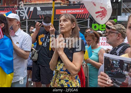 New York, Usa. 02.. Juli 2022. NEW YORK, NEW YORK - 02. JULI: Frau betet am 2. Juli 2022 auf dem Times Square in New York City bei einem Protest zur Unterstützung der Ukraine. (Foto von Ron Adar/SOPA Images/Sipa USA) Quelle: SIPA USA/Alamy Live News Stockfoto