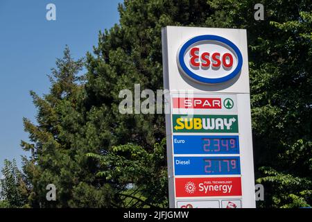 Amsterdam, Niederlande - 22. Juni 2022: Esso-Tankstelle in Amsterdam mit Rekordpreisen für Diesel und Benzin Stockfoto