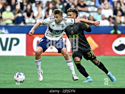 Vancouver, Kanada. 3.. Juli 2022. Marcus Godinho (L) von Vancouver Whitecaps steht mit Danny Trejo vom Los Angeles FC während des Spiels der Major League Soccer (MLS) 2022 im BC Place Stadion in Vancouver, Kanada, am 3. Juli 2022, auf dem Spiel. Quelle: Andrew Soong/Xinhua/Alamy Live News Stockfoto