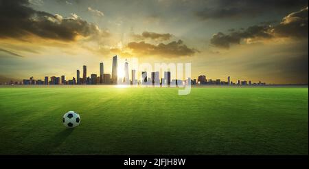 Fußball auf Rasen mit Stadthintergrund. 3D Rendern Stockfoto