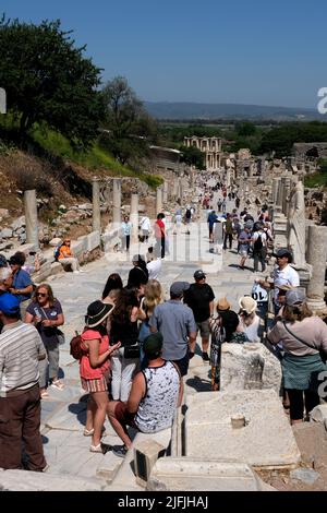 Besucher der Ruinen von Ephesus in der Türkei Stockfoto