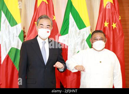Bagan, Myanmar. 3.. Juli 2022. Der chinesische Staatsrat und Außenminister Wang Yi führt Gespräche mit der Außenministerin von Myanmar, U Wunna Maung Lwin, am Rande des siebten Treffens der Außenminister der Lancang-Mekong-Zusammenarbeit (LMC) am 3. Juli 2022 in Bagan, Myanmar. Quelle: Zhang Dongqiang/Xinhua/Alamy Live News Stockfoto