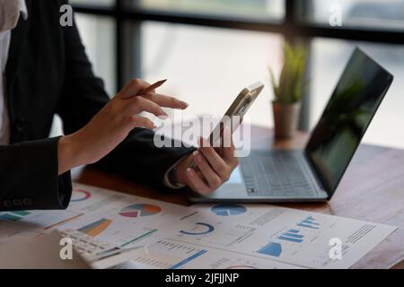 Junge Geschäftsfrau vervollständigt KYC mit einem Online-Banking-Programm, um ein digitales Sparkonto zu eröffnen. Die Definition von Cyber-Sicherheit. Stockfoto