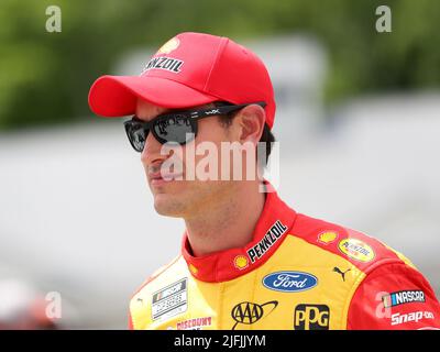 Plymouth, Wisconsin, USA. 3.. Juli 2022. Joey Logano, Fahrer des #22 Shell Pennzoil Ford, schaut vor der NASCar Cup Series Kwik Trip 250 bei Road America am 03. Juli 2022 in Plymouth, Wisconsin. Ricky Bassman/Cal Sport Media/Alamy Live News Stockfoto