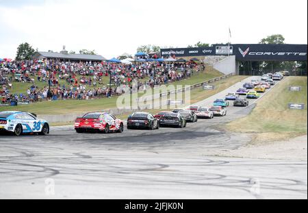 Plymouth, Wisconsin, USA. 3.. Juli 2022. Das Feld der Autos machen Runde 5, wie die Menge beobachtet während der NASCar Cup Series Kwik Trip 250 auf Road America am 03. Juli 2022 in Plymouth, Wisconsin. Ricky Bassman/Cal Sport Media/Alamy Live News Stockfoto