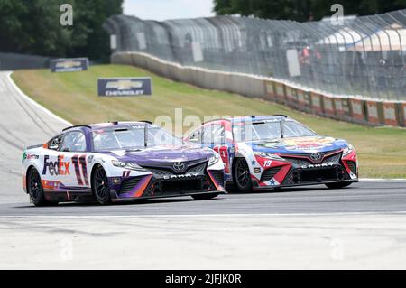 Plymouth, Wisconsin, USA. 3.. Juli 2022. Denny Hamlin (11) und Martin Truex Jr (19) kämpfen während der NASCAR Cup Series Kwik Trip 250 bei Road America am 03. Juli 2022 in Plymouth, Wisconsin, um ihre Position. Ricky Bassman/Cal Sport Media/Alamy Live News Stockfoto