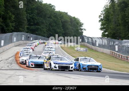 Plymouth, Wisconsin, USA. 3.. Juli 2022. Das Feld der Autos machen Runde 5 während der NASCar Cup Series Kwik Trip 250 bei Road America am 03. Juli 2022 in Plymouth, Wisconsin. Ricky Bassman/Cal Sport Media/Alamy Live News Stockfoto