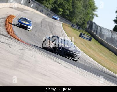 Plymouth, Wisconsin, USA. 3.. Juli 2022. Tyler Reddick, Fahrer des #8 3CHI Chevrolet, führt das Feld während der NASCar Cup Series Kwik Trip 250 bei Road America am 03. Juli 2022 in Plymouth, Wisconsin. Ricky Bassman/Cal Sport Media/Alamy Live News Stockfoto