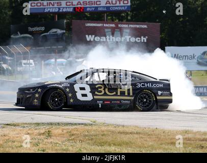 Plymouth, Wisconsin, USA. 3.. Juli 2022. Tyler Reddick, Fahrer des #8 3CHI Chevrolet, feiert am 03. Juli 2022 in Plymouth, Wisconsin, nach dem Gewinn der NASCar Cup Series Kwik Trip 250 bei Road America. Ricky Bassman/Cal Sport Media/Alamy Live News Stockfoto