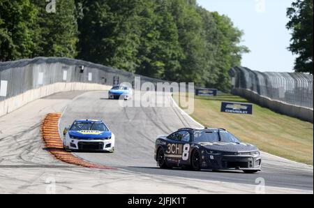 Plymouth, Wisconsin, USA. 3.. Juli 2022. Tyler Reddick, Fahrer des #8 3CHI Chevrolet, führt das Feld während der NASCar Cup Series Kwik Trip 250 bei Road America am 03. Juli 2022 in Plymouth, Wisconsin. Ricky Bassman/Cal Sport Media/Alamy Live News Stockfoto