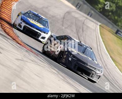 Plymouth, Wisconsin, USA. 3.. Juli 2022. Tyler Reddick, Fahrer des #8 3CHI Chevrolet, führt das Feld während der NASCar Cup Series Kwik Trip 250 bei Road America am 03. Juli 2022 in Plymouth, Wisconsin. Ricky Bassman/Cal Sport Media/Alamy Live News Stockfoto