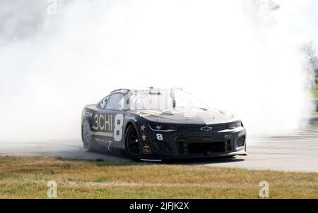 Plymouth, Wisconsin, USA. 3.. Juli 2022. Tyler Reddick, Fahrer des #8 3CHI Chevrolet, feiert am 03. Juli 2022 in Plymouth, Wisconsin, nach dem Gewinn der NASCar Cup Series Kwik Trip 250 bei Road America. Ricky Bassman/Cal Sport Media/Alamy Live News Stockfoto