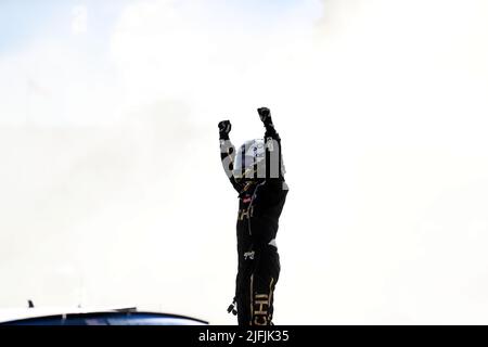 Plymouth, Wisconsin, USA. 3.. Juli 2022. Tyler Reddick, Fahrer des #8 3CHI Chevrolet, feiert am 03. Juli 2022 in Plymouth, Wisconsin, nach dem Gewinn der NASCar Cup Series Kwik Trip 250 bei Road America. Ricky Bassman/Cal Sport Media/Alamy Live News Stockfoto